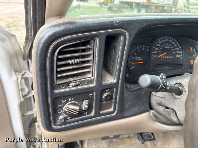 image for item DY8304 2006 Chevrolet Silverado 3500 flatbed pickup truck