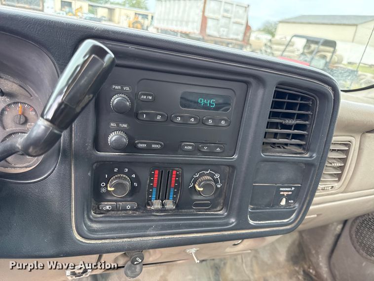 image for item DY8304 2006 Chevrolet Silverado 3500 flatbed pickup truck