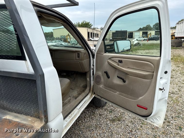 image for item DY8304 2006 Chevrolet Silverado 3500 flatbed pickup truck