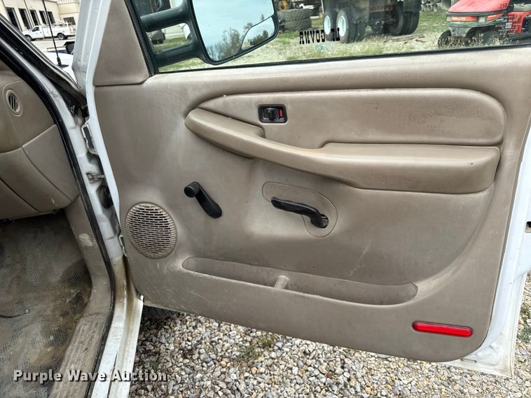 image for item DY8304 2006 Chevrolet Silverado 3500 flatbed pickup truck