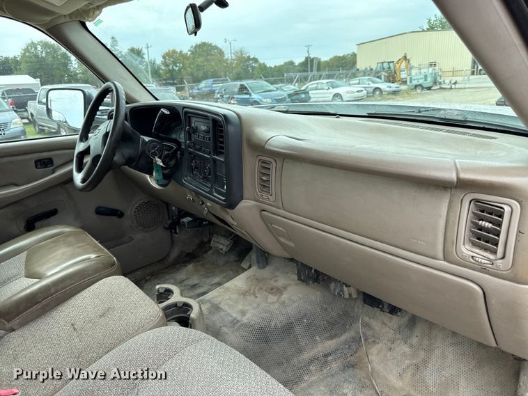 image for item DY8304 2006 Chevrolet Silverado 3500 flatbed pickup truck