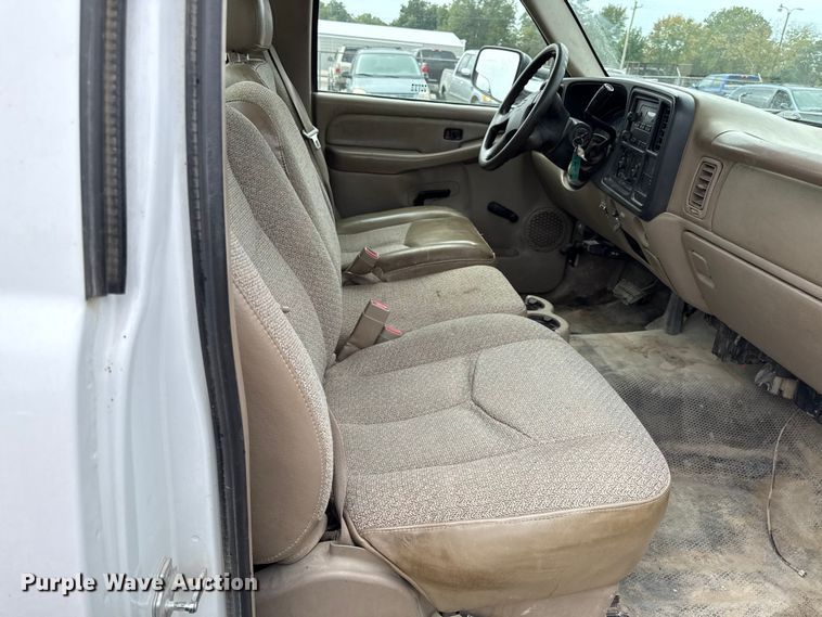 image for item DY8304 2006 Chevrolet Silverado 3500 flatbed pickup truck