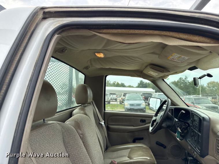 image for item DY8304 2006 Chevrolet Silverado 3500 flatbed pickup truck