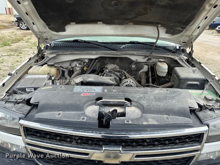 image for item DY8304 2006 Chevrolet Silverado 3500 flatbed pickup truck