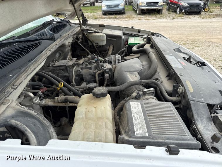 image for item DY8304 2006 Chevrolet Silverado 3500 flatbed pickup truck