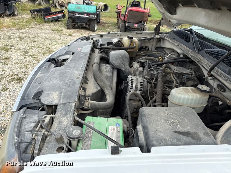 image for item DY8304 2006 Chevrolet Silverado 3500 flatbed pickup truck