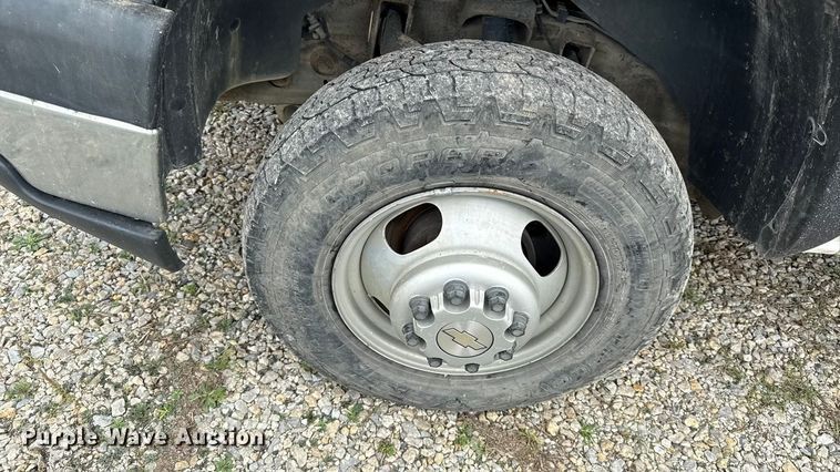 image for item DY8304 2006 Chevrolet Silverado 3500 flatbed pickup truck