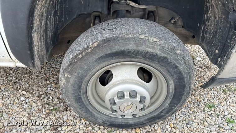 image for item DY8304 2006 Chevrolet Silverado 3500 flatbed pickup truck