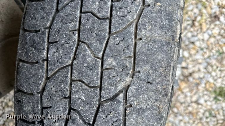 image for item DY8304 2006 Chevrolet Silverado 3500 flatbed pickup truck