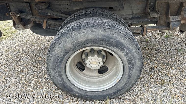 image for item DY8304 2006 Chevrolet Silverado 3500 flatbed pickup truck