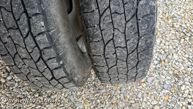 image for item DY8304 2006 Chevrolet Silverado 3500 flatbed pickup truck