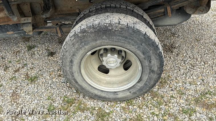 image for item DY8304 2006 Chevrolet Silverado 3500 flatbed pickup truck