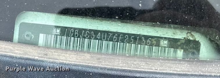 image for item DY8304 2006 Chevrolet Silverado 3500 flatbed pickup truck