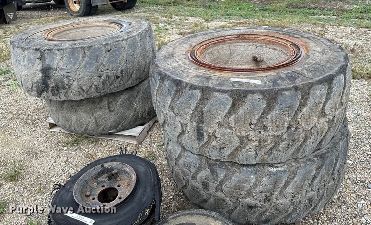 image for item DY8307 (4) Caterpillar IT14G 17.5R25 foam-filled tires and wheels