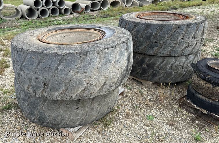 image for item DY8307 (4) Caterpillar IT14G 17.5R25 foam-filled tires and wheels