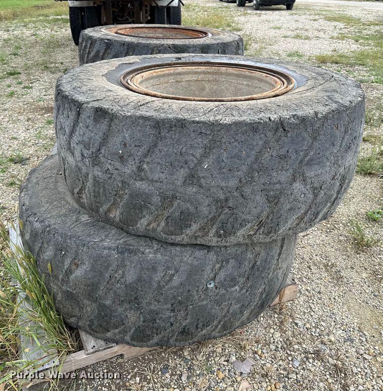 image for item DY8307 (4) Caterpillar IT14G 17.5R25 foam-filled tires and wheels