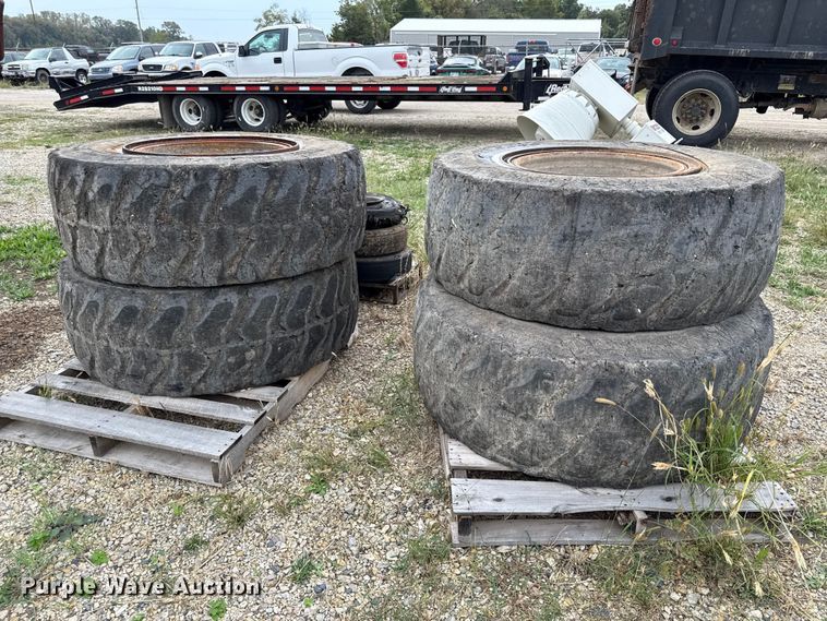 image for item DY8307 (4) Caterpillar IT14G 17.5R25 foam-filled tires and wheels