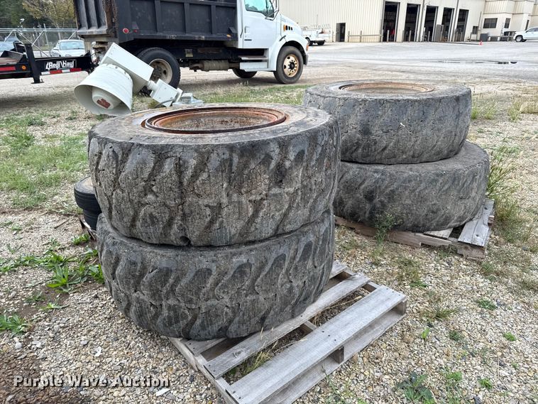 image for item DY8307 (4) Caterpillar IT14G 17.5R25 foam-filled tires and wheels