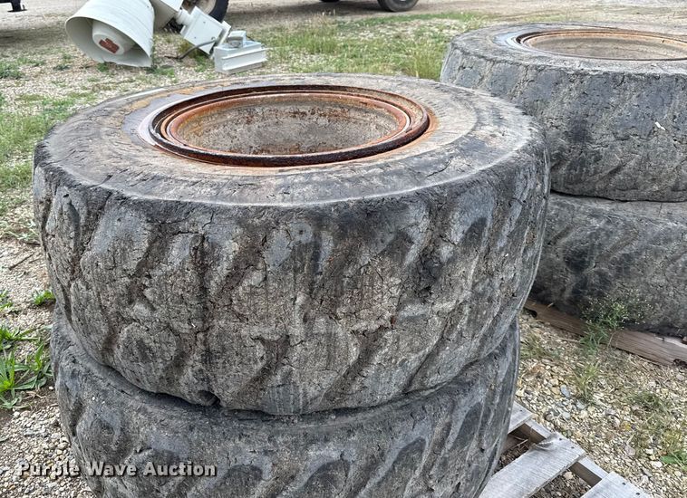 image for item DY8307 (4) Caterpillar IT14G 17.5R25 foam-filled tires and wheels