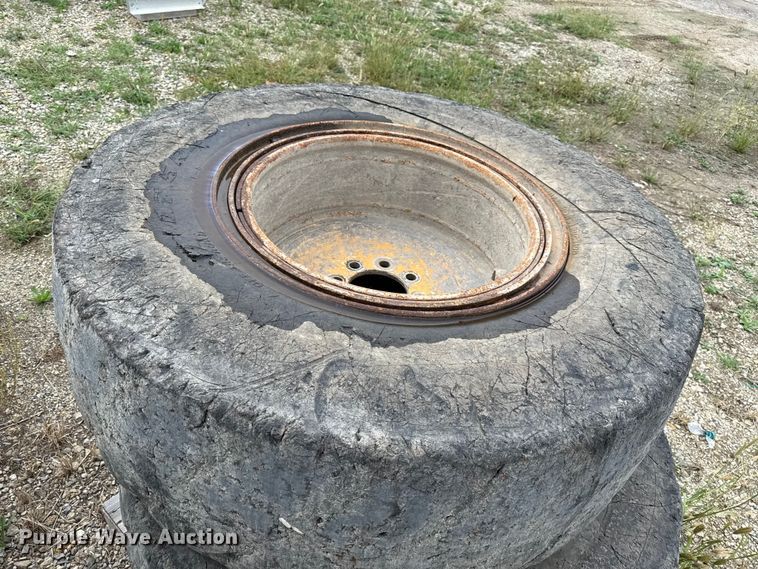 image for item DY8307 (4) Caterpillar IT14G 17.5R25 foam-filled tires and wheels