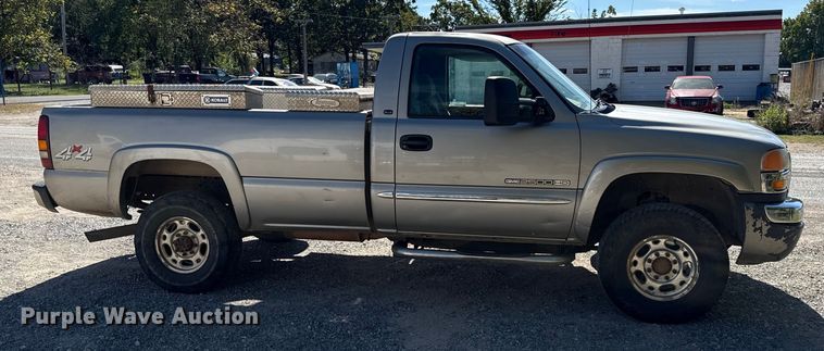 image for item DY8315 2003 GMC Sierra 2500HD pickup truck