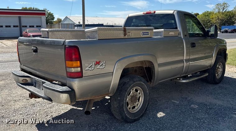 image for item DY8315 2003 GMC Sierra 2500HD pickup truck