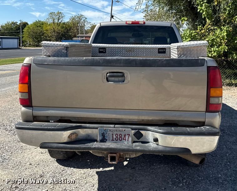 image for item DY8315 2003 GMC Sierra 2500HD pickup truck