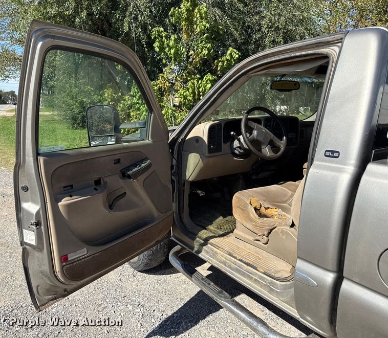 image for item DY8315 2003 GMC Sierra 2500HD pickup truck