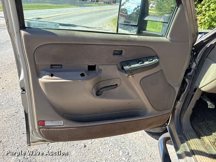 image for item DY8315 2003 GMC Sierra 2500HD pickup truck