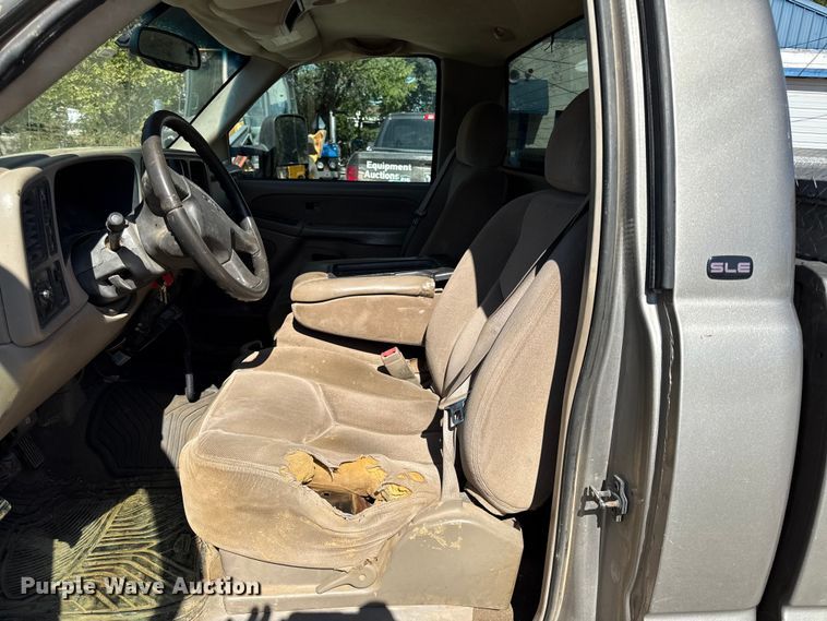 image for item DY8315 2003 GMC Sierra 2500HD pickup truck