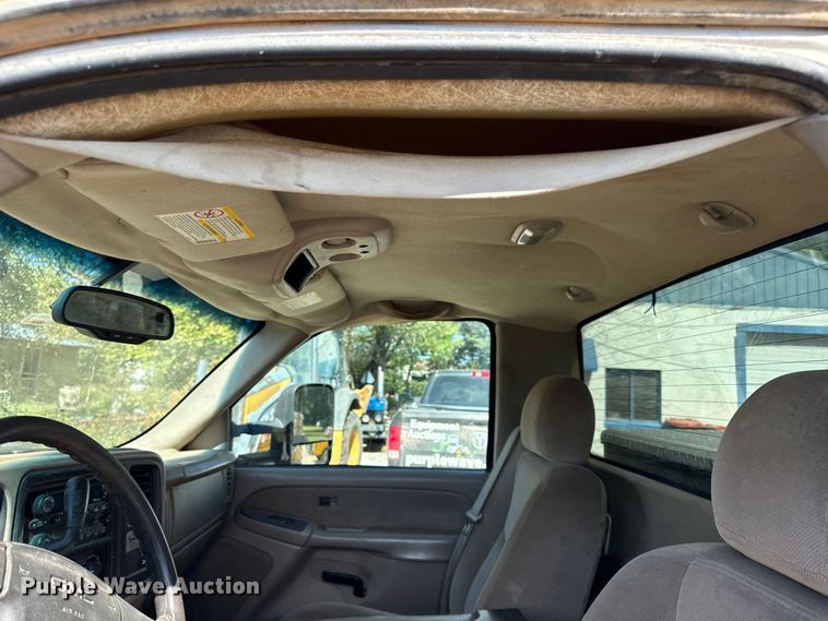 image for item DY8315 2003 GMC Sierra 2500HD pickup truck