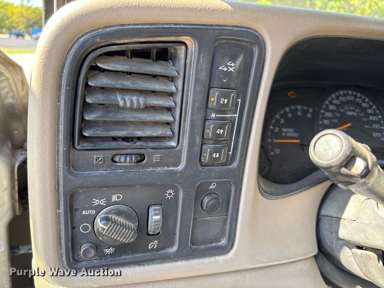 image for item DY8315 2003 GMC Sierra 2500HD pickup truck