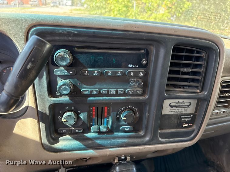 image for item DY8315 2003 GMC Sierra 2500HD pickup truck