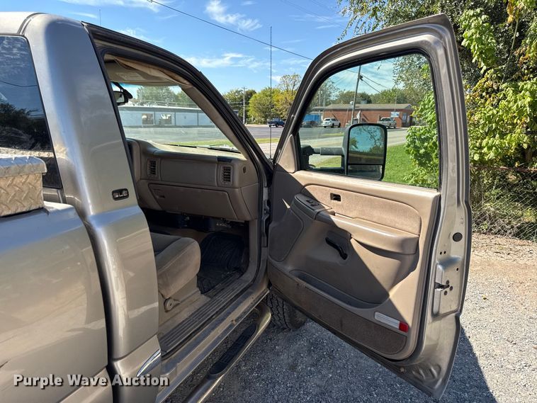 image for item DY8315 2003 GMC Sierra 2500HD pickup truck