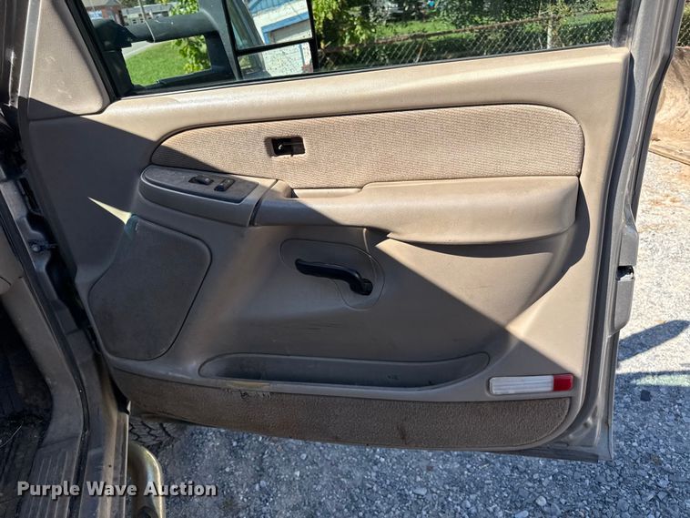 image for item DY8315 2003 GMC Sierra 2500HD pickup truck