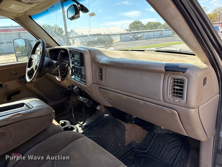 image for item DY8315 2003 GMC Sierra 2500HD pickup truck