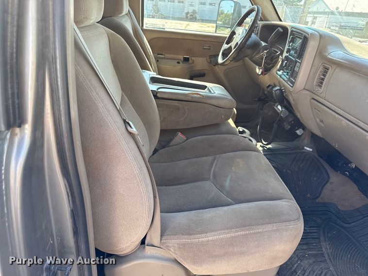 image for item DY8315 2003 GMC Sierra 2500HD pickup truck