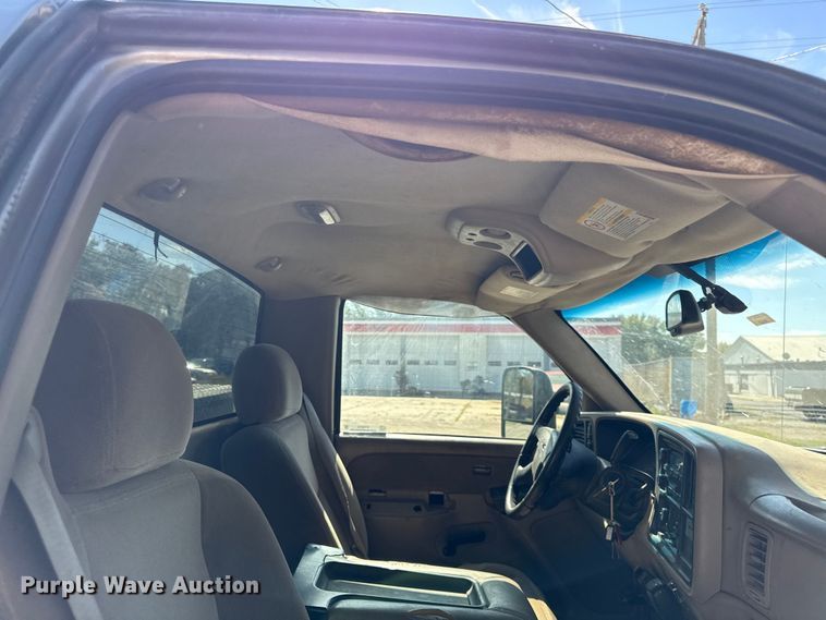 image for item DY8315 2003 GMC Sierra 2500HD pickup truck