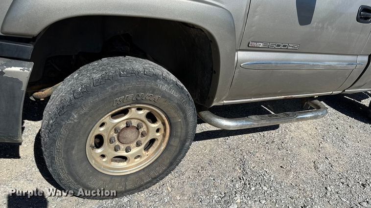 image for item DY8315 2003 GMC Sierra 2500HD pickup truck