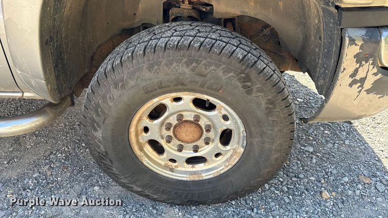 image for item DY8315 2003 GMC Sierra 2500HD pickup truck