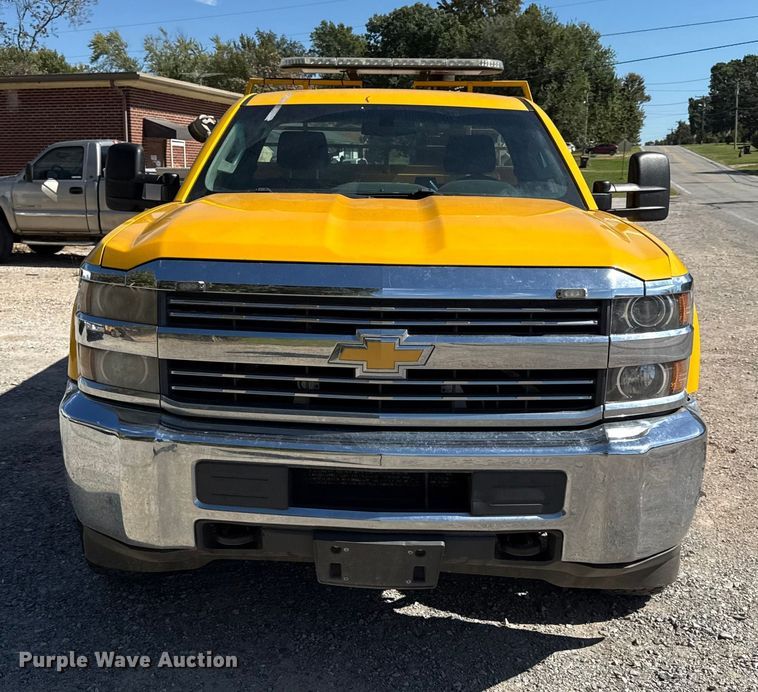 image for item DY8316 2015 Chevrolet Silverado 3500HD utility bed pickup truck