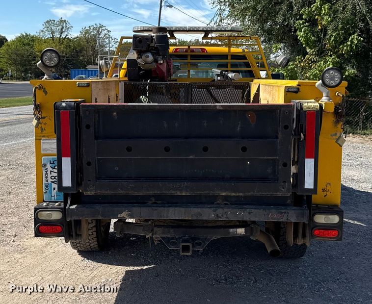 image for item DY8316 2015 Chevrolet Silverado 3500HD utility bed pickup truck