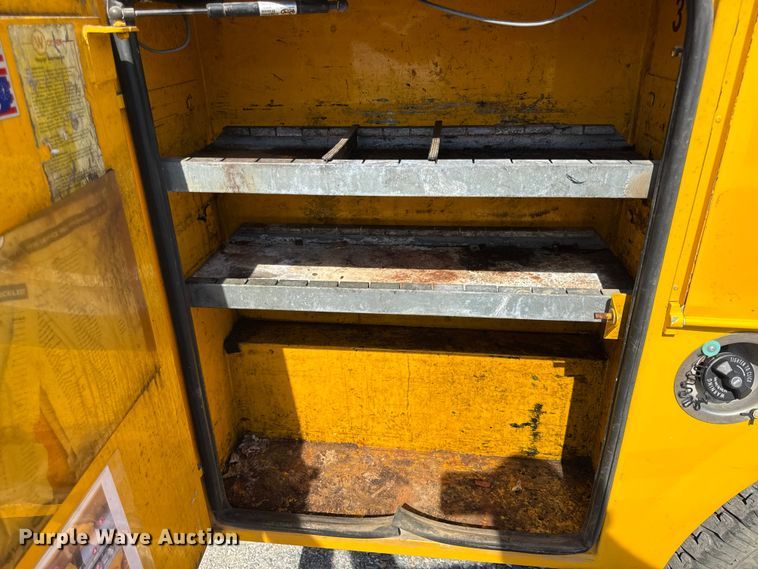 image for item DY8316 2015 Chevrolet Silverado 3500HD utility bed pickup truck