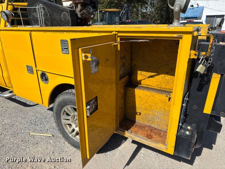 image for item DY8316 2015 Chevrolet Silverado 3500HD utility bed pickup truck