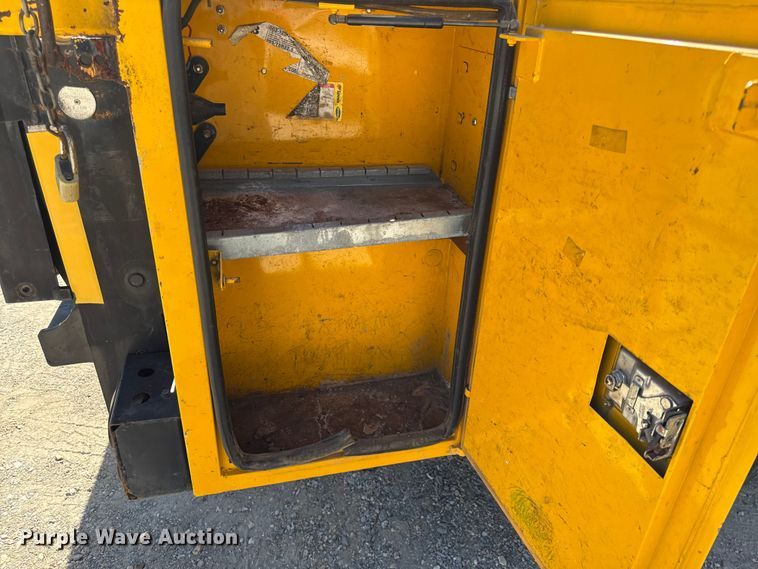 image for item DY8316 2015 Chevrolet Silverado 3500HD utility bed pickup truck