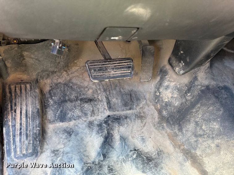 image for item DY8316 2015 Chevrolet Silverado 3500HD utility bed pickup truck