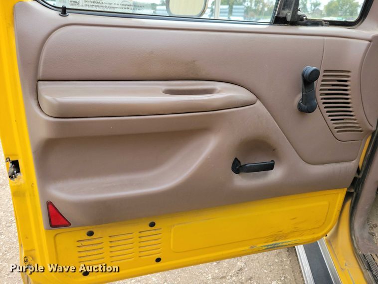 image for item DZ6710 1992 Ford F450 Super Duty utility / service truck