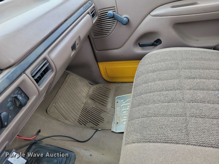 image for item DZ6710 1992 Ford F450 Super Duty utility / service truck