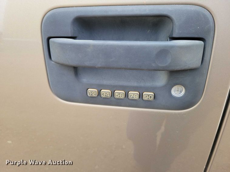 image for item DZ6716 2006 Ford F150 SuperCab pickup truck