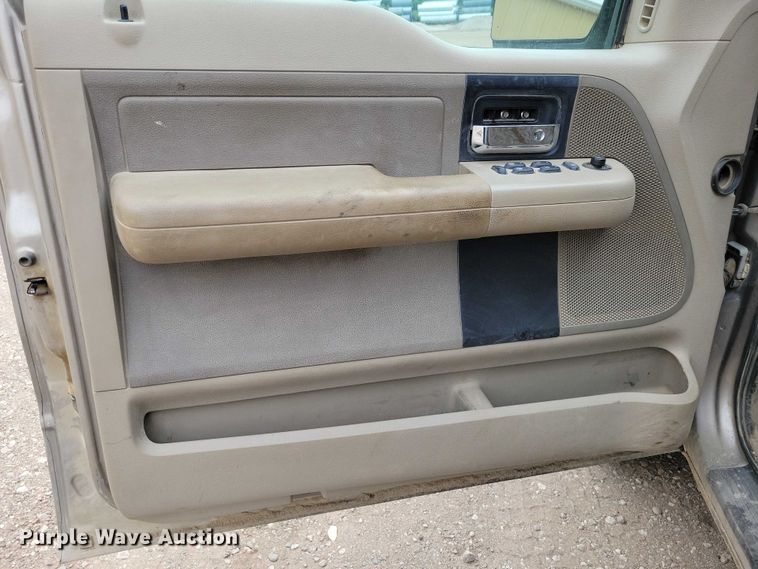 image for item DZ6716 2006 Ford F150 SuperCab pickup truck